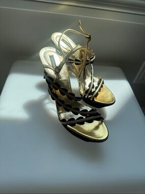 Claudia Ciuti Metallic Gold and Black Scalloped Strap Heels